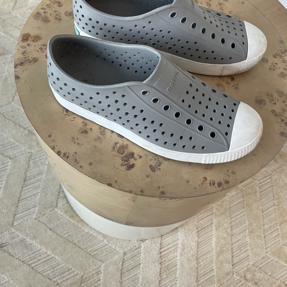 Boys Natives. Grey. Size youth 5. Good condition. - Picture 2 of 2